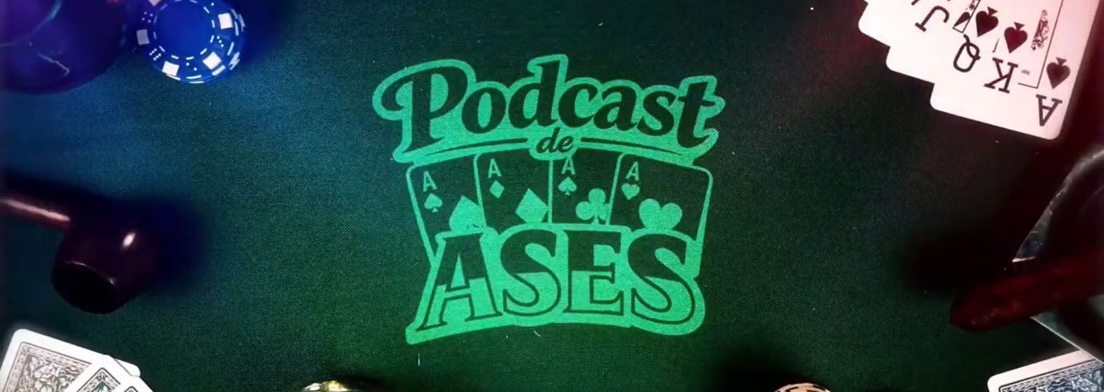 Logotipo de Podcast de Ases en mesa de póker